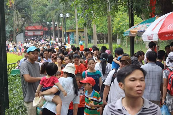 Không chỉ có người dân Thủ đô mà từ khắp các nơi đổ về đây.