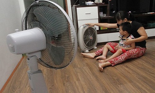 Kinh nghiệm bật quạt, mở cửa không phải lúc nào cũng đúng. Mặc dù, khi bật quạt thì nên mở cửa để gió tự nhiên thổi vào nhà kết hợp với gió của quạt tạo ra sự lưu thông gió. Tuy nhiên, vào những ngày nắng nóng, nhất là thời điểm từ 12h- 17h chiều, nếu mở cửa khiến hơi nóng tràn vào nhà, gây khó chịu, cách chống nóng cho nhà này sẽ phản tác dụng.