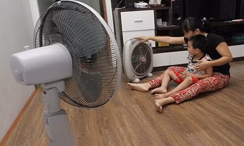 Kinh nghiệm bật quạt, mở cửa không phải lúc nào cũng đúng. Mặc dù, khi bật quạt thì nên mở cửa để gió tự nhiên thổi vào nhà kết hợp với gió của quạt tạo ra sự lưu thông gió. Tuy nhiên, vào những ngày nắng nóng, nhất là thời điểm từ 12h- 17h chiều, nếu mở cửa khiến hơi nóng tràn vào nhà, gây khó chịu, cách chống nóng cho nhà này sẽ phản tác dụng.