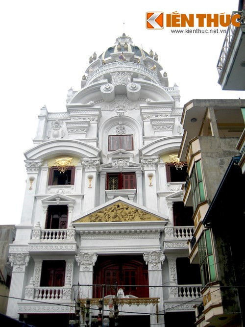 Đại gia người Thanh Hóa chịu chơi dát vàng nhiều chi tiết quanh lâu đài.