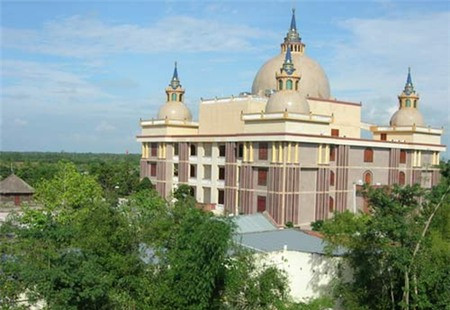 Một trong những cơ ngơi bề thế thuộc hàng "khủng" ở Trà Vinh là lâu đài của đại gia Trầm Bê, nằm trong khu đất rộng hơn 30 ha. Xung quanh dinh thự là vườn cây kiểng quý có giá hàng chục tỷ đồng.