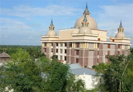 Một trong những cơ ngơi bề thế thuộc hàng "khủng" ở Trà Vinh là lâu đài của đại gia Trầm Bê, nằm trong khu đất rộng hơn 30 ha. Xung quanh dinh thự là vườn cây kiểng quý có giá hàng chục tỷ đồng.