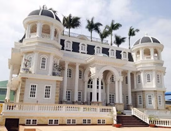 Đây là biệt thự của một vị đại gia ngành thực phẩm được xem là một trong số ít những cơ ngơi độc đáo nhất ở Sóc Trăng. Biệt thự mang dáng dấp một công trình của người Hồi giáo ở vùng Trung Đông. Theo dự đoán, kinh phí xây dựng công trình này không dưới 10 tỉ đồng.