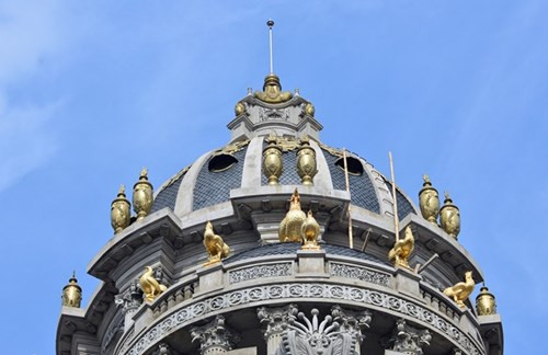 Riêng 6 tượng gà vàng trên nóc lâu đài đã ngốn của gia chủ cả tỷ đồng. Chóp nhọn và tượng gà vàng là một trong những chi tiết độc nhất vô nhị, nổi bật của lâu đài so với nhiều công trình khác ở Hà Nội.