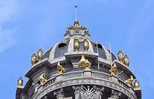 Riêng 6 tượng gà vàng trên nóc lâu đài đã ngốn của gia chủ cả tỷ đồng. Chóp nhọn và tượng gà vàng là một trong những chi tiết độc nhất vô nhị, nổi bật của lâu đài so với nhiều công trình khác ở Hà Nội.