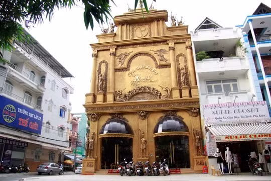 Công trình hòa trộn nhiều nét kiến trúc của Pháp, Ý, Hy Lạp và Ả Rập. Nhiều đồ nội thất bên trong được dát vàng vô cùng tỉ mỉ, toát lên sự sang trọng và thể hiện đồ giàu có của gia chủ.