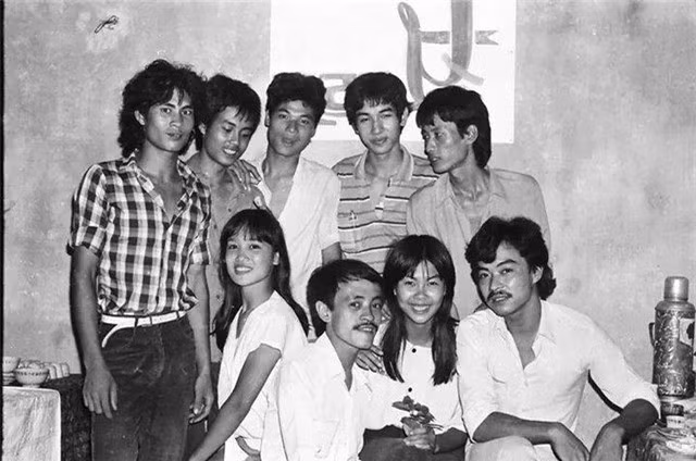 Càng lớn anh lại càng "còi hơn". Có dạo, nghệ sĩ Giang còi để râu ở mép trên nhìn khá đặc biệt (Hàng trên từ trái qua phải Giang Còi ở vị trí thứ 2).