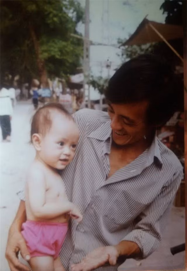 Nghệ sĩ Giang Còi hạnh phúc chụp ảnh cùng cậu con trai.