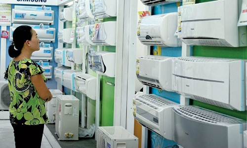 TS. Nguyễn Xuân Tiên - giảng viên Đại học Bách Khoa Hà Nội chia sẻ: "Điều hòa inverter chỉ thực sự tiết kiệm điện, khoảng 10%-20%, khi chạy liên tục và điều kiện nhiệt độ ngoài trời không quá nóng. Nếu nhiệt độ môi trường bên ngoài quá cao, máy sẽ phải chạy liên tục ở 100% năng suất thì máy điều hoà biến tần không tiết kiệm điện so với máy không biến tần".