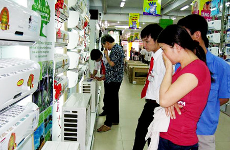 Hầu hết các tính năng "độc", lạ của thiết bị công nghệ một phần phục vụ nhu cầu sử dụng, đi kèm đó là khả năng "móc ví" người tiêu dùng. Trước khi mua các sản phẩm điều hòa công nghệ mới đắt tiền, khách hàng nên cân nhắc nhu cầu thực sự, tránh ham hàng mới nhưng không dùng đến tính năng mới sẽ rất tốn kém - Quốc Tuân cho biết thêm.