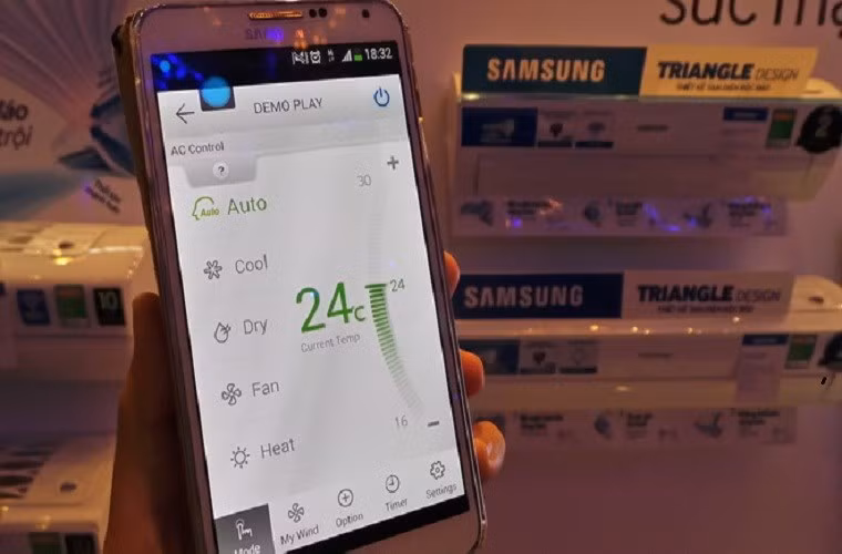 Ngoài ra, điều hòa tam diện trang bị tính năng Smart -wifi cho phép sử dụng điện thoại thông minh (cài đặt ứng dụng) điều khiển từ xa các chế độ hoạt động của máy. Giá của điều hòa tam diện Samsung AR12HSSDNWK dao động từ 15,7 - 16 triệu đồng, loại AR24HPFNSWK giá 19,9 - 20 triệu đồng.