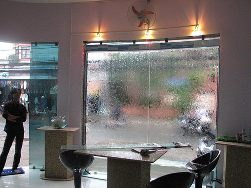 Đối với các nhà đô thị có diện tích nhỏ không thể bố trí giếng trời hoặc hồ nước để làm mát nhà, bạn có thể thiết kế mặt nước theo chiều đứng bằng các mảng tường có vòi phun và rãnh thu nước nhỏ bên dưới, hoặc sử dụng kính nước lạ mắt.