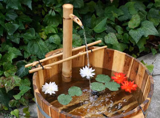 Nếu các không gian quá nhỏ, không thể làm kính nước, bạn có thể dùng các chậu đất nung hoặc bể nhỏ, thả hoa hoặc các loại cây thủy sinh, dùng đài phun nước mini để tạo cảm giác dịu mát cho ngôi nhà.