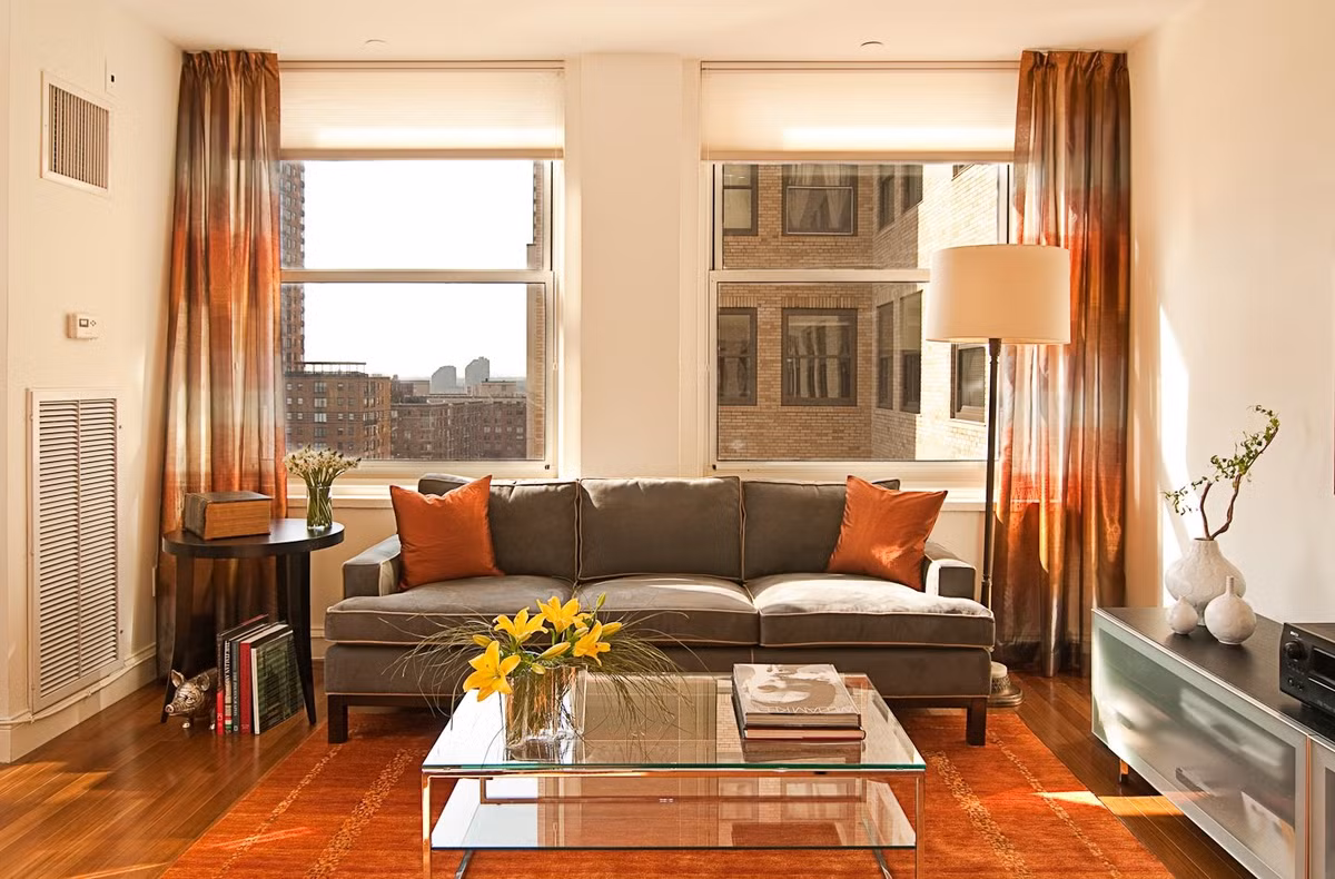 Nếu có thể, nên hạn chế dùng cửa nhôm kính vì khả năng gây bức xạ nhiệt rất cao. Nếu dùng cửa nhôm kính nên dùng giấy dán chống nóng hoặc dùng kính chống bức xạ. Tuy nhiên, chi phí cho vật liệu chống nóng này khá đắt.