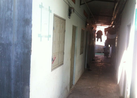 Sau khi giết người, cướp của, hung thủ chuyển sang khu trọ khác cách đó 500m. Thậm chí, Mến còn quay lại phòng trọ của nạn nhân để kiểm tra, nếu thấy nạn nhân chưa chết thì sẽ giết tiếp. Hung thủ đã nhanh chóng bị cơ quan điều tra bắt giam ngay sau khi gây án vài ngày. Ảnh khu trọ xảy ra vụ án.