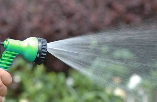 Bạn có thể tận dụng nước sinh hoạt (rửa rau, nước tráng đồ dùng...) để tưới ra hiên hoặc phun nước lên mái nhà để giảm hơi nóng hầm hập của mùa hè.