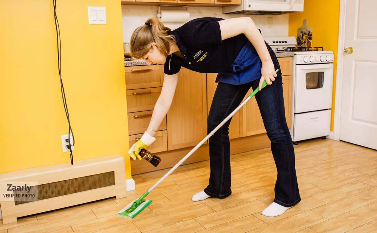 "Nhà sạch thì mát", đây là một trong những chú ý quan trọng nhất để làm mát nhà mùa hè nắng nóng. Đầu tiên, bạn nên loại bỏ những vật dụng không dùng đến hoặc các loại giấy rác, chai lọ.... để nhà bớt cảm giác chật chội, mà thêm phần thông thoáng.