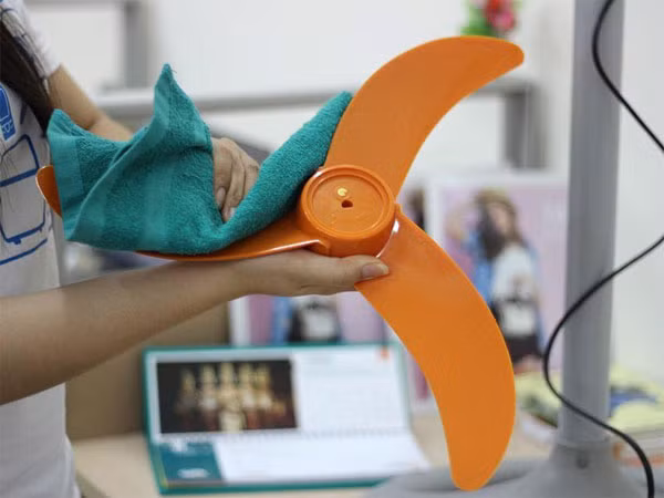 Ngoài ra, việc lau dọn các thiết bị làm mát cũng là cách để nhà cửa thêm mát mẻ. Quạt trần, quạt đứng, quạt thổi đá.... nên được lau sạch bụi, tra thêm dầu mỡ để hoạt động tốt.