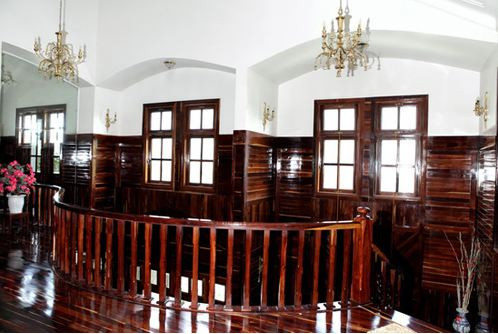 Cầu thang gỗ, tường ốp gỗ tạo dấu ấn sang trọng, hiện đại cho ngôi nhà.