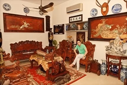 Nam ca sĩ, diễn viên Tùng Lâm cũng sở hữu khối tài sản "khủng" với căn biệt thự 5 triệu đô tại TP HCM. Toàn bộ bàn ghế, tranh treo tường đều được làm từ gỗ quý, trạm trổ cầu kỳ.