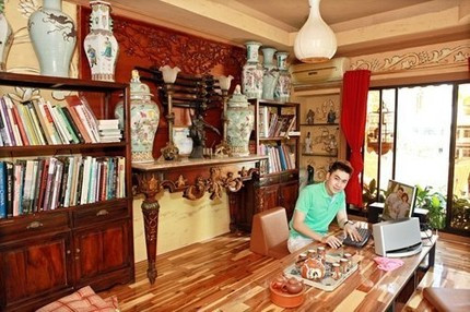 Nhà ca sĩ Tùng Lâm còn rất nhiều đồ cổ quý giá như tranh, lục bình, đĩa than...