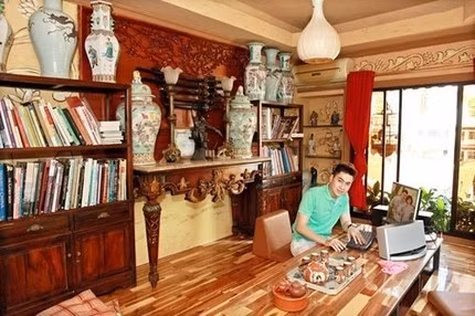 Nhà ca sĩ Tùng Lâm còn rất nhiều đồ cổ quý giá như tranh, lục bình, đĩa than...