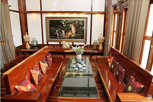 Căn nhà hoành tráng của nghệ sĩ hài Hoàng Mập tại Cần Thơ sử dụng vật liệu gỗ làm chủ đạo. Đồ nội thất bằng gỗ như bàn ghế, tủ cho đến cầu thang, kệ giá đỡ trong nhà đều được làm từ gỗ xoan đẹp mắt.