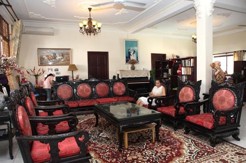 Ngôi nhà ấm áp và tiện dụng của ca sỹ Mỹ Lệ có màu sắc rất nổi bật. Nội thất phòng khách với bộ bàn ghế gỗ màu đỏ đun, hoa văn được khảm trai tinh xảo.