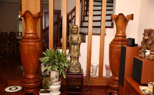 Một góc phòng khách bài trí tượng gỗ và lục bình. Ảnh: Khám phá.