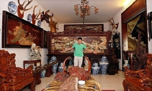 Tranh khảm xà cừ quý hiếm treo khắp phòng khách cho thấy phần nào độ chịu chi của gia chủ.