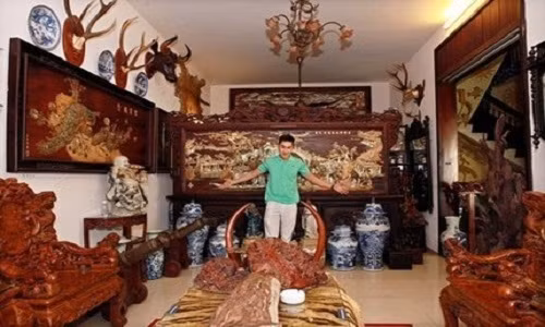 Tranh khảm xà cừ quý hiếm treo khắp phòng khách cho thấy phần nào độ chịu chi của gia chủ.