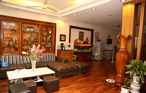 Nhà của nữ ca sĩ Bảo Trâm Idol tại Hà Nội được thiết kế khá hài hòa, nội thất gỗ và đồ trang trí mang dáng dấp hiện đại ăn rơ về màu sắc, đem đến không gian sống nhẹ nhàng. Ảnh: Khám phá.