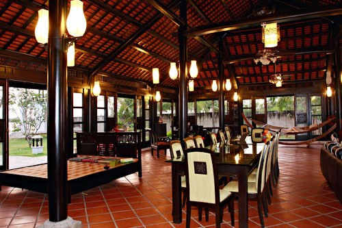 Thay vì chọn phong cách Châu Âu, quý tộc, Á hậu quý bà thế giới Thu Hương thì lại gây ấn tượng những bộ bàn ghế, giường, tủ được làm từ gỗ quý, nội thất mang đậm nét truyền thống. 