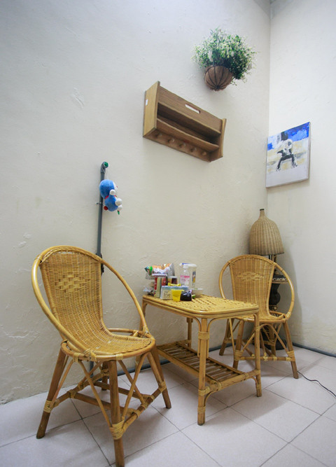 Giai đoạn cô thuê nhà trọ ở bên ngoài gắn với nhiều sóng gió về tiền bạc và cuộc sống gia đình. Căn nhà nhỏ chật hẹp được bố trí nhiều vật dụng đơn giản để sử dụng.