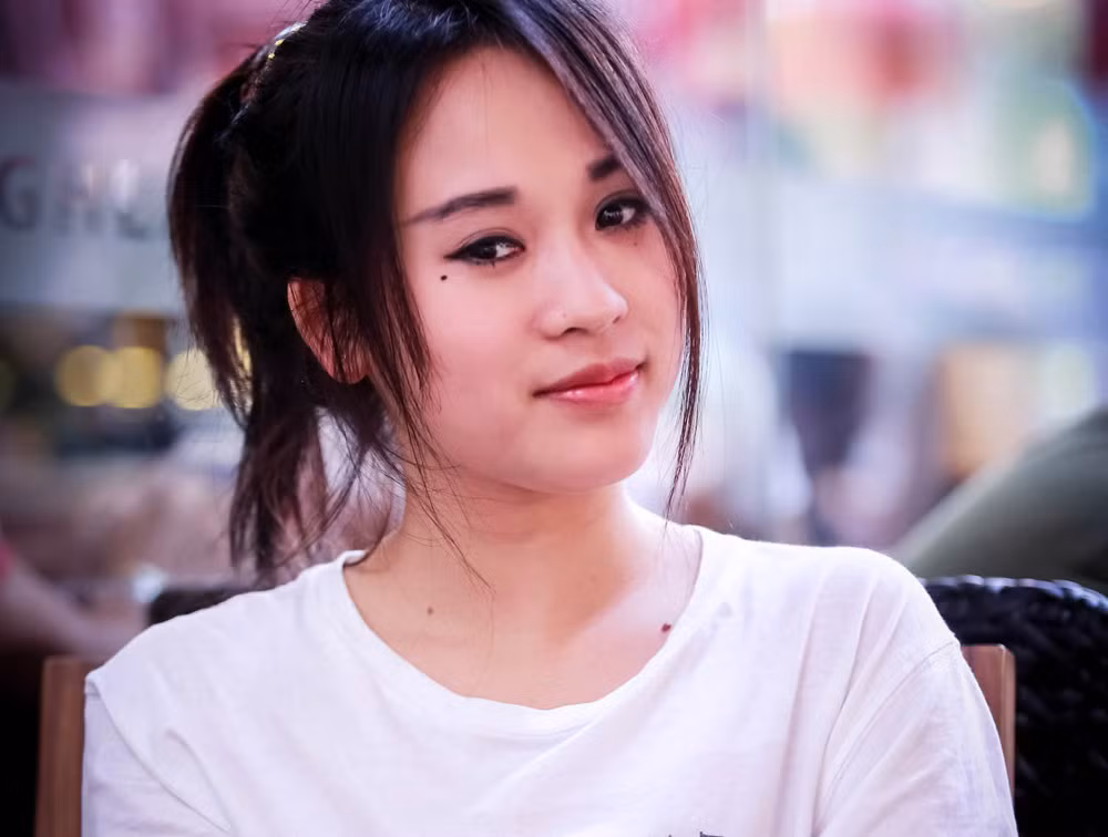 Sau nhiều năm cố gắng, Diễm Hằng đã ổn định, cô chung vốn kinh doanh và chuyển về căn hộ rộng, tiện nghi hơn, sống cùng người bạn.