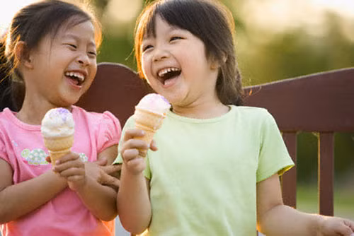 Đưa trẻ đi ăn các món khoái khẩu, món giải nhiệt hè (chè, kem)... tại Hà Nội.