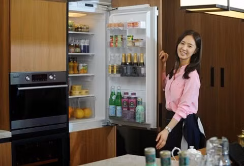 Ngoài ra, người dùng nên kê tủ cách mặt đất hơn 5cm để hạn chế nhiệt xung quanh truyền vào tủ lạnh, ít nhiều sẽ ảnh hưởng khả năng tản nhiệt của thiết bị, dẫn đến tiêu hao điện nhiều hơn.