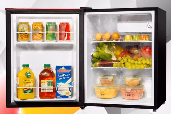 Ưu điểm của tủ lạnh mini là thiết kế nhỏ, dễ vận chuyển và đặt trong phòng. Mức giá sản phẩm khá rẻ so với tủ lạnh dung tích lớn (>200 lít). Tuy nhiên, tủ lạnh mini có nhiều điểm phải lưu ý như tủ làm đá lạnh rất chậm, hay thích hợp bảo quản các loại rau quả hơn là thực phẩm (thịt, cá) vì công suất làm lạnh không cao.