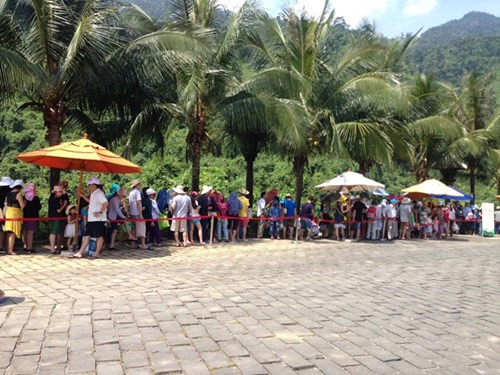 Vạ vật chờ cáp treo lên “tiên cảnh” Bà Nà Hills - Hình 3 Va vat cho cap treo len “tien canh” Ba Na Hills-Hinh-3