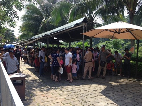 Vạ vật chờ cáp treo lên “tiên cảnh” Bà Nà Hills - Hình 4 Va vat cho cap treo len “tien canh” Ba Na Hills-Hinh-4