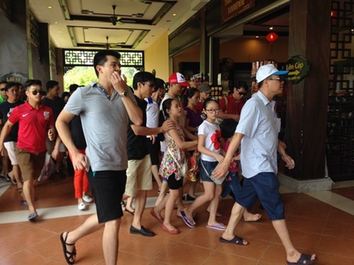 Vạ vật chờ cáp treo lên “tiên cảnh” Bà Nà Hills - Hình 9 Va vat cho cap treo len “tien canh” Ba Na Hills-Hinh-9