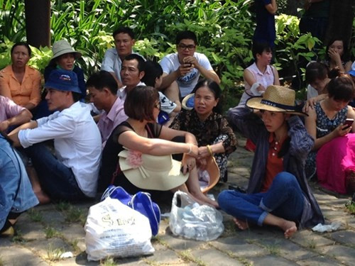 Vạ vật chờ cáp treo lên “tiên cảnh” Bà Nà Hills - Hình 8 Va vat cho cap treo len “tien canh” Ba Na Hills-Hinh-8