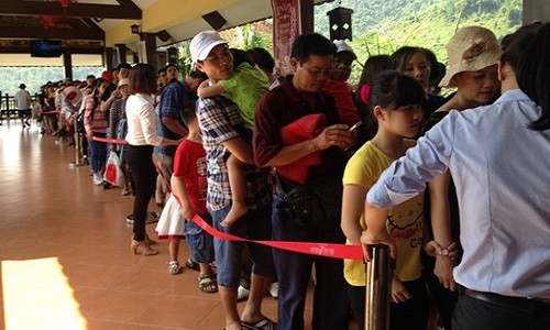 Vạ vật chờ cáp treo lên “tiên cảnh” Bà Nà Hills - Hình 7 Va vat cho cap treo len “tien canh” Ba Na Hills-Hinh-7