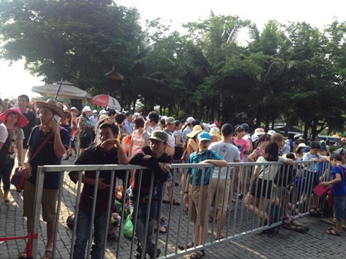 Vạ vật chờ cáp treo lên “tiên cảnh” Bà Nà Hills - Hình 2 Va vat cho cap treo len “tien canh” Ba Na Hills-Hinh-2