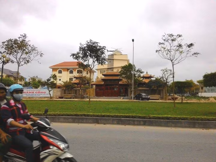 Xon xao truc thang dau tren noc biet thu dai gia Viet-Hinh-2