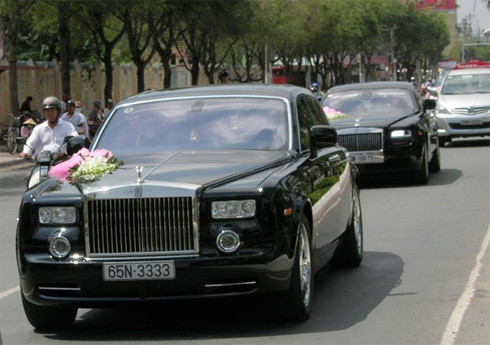 Không chỉ mạnh chi cho đám cưới của con trai, nhiều người biết đến nữ doanh nhân này còn ở khối tài sản "khủng" mà bà sở hữu. Trong số những siêu xe Phantom hiếm hoi ở Việt Nam, Rolls-Royce Phantom biển tứ quý 3 của đại gia Diệu Hiền khiến nhiều người nể phục độ chịu chơi của bà.