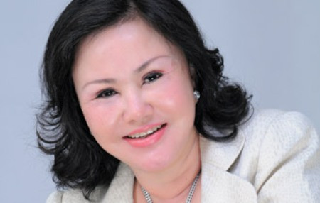 Đại gia Diệu Hiền quê tại Hậu Giang. Học hết lớp 12, bà xin vào làm cơ quan nhà nước và học thêm khóa kế toán trưởng ở Cao đẳng Ngoại thương. Sau khi nghỉ làm tại cơ quan nhà nước, từ một nhân viên bình thường, bà Diệu Hiền chuyển sang làm kinh doanh. Bà buôn bán gỗ từ Tây Nguyên đến TP HCM, Hậu Giang.