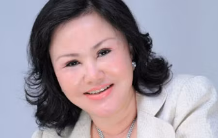 Đại gia Diệu Hiền quê tại Hậu Giang. Học hết lớp 12, bà xin vào làm cơ quan nhà nước và học thêm khóa kế toán trưởng ở Cao đẳng Ngoại thương. Sau khi nghỉ làm tại cơ quan nhà nước, từ một nhân viên bình thường, bà Diệu Hiền chuyển sang làm kinh doanh. Bà buôn bán gỗ từ Tây Nguyên đến TP HCM, Hậu Giang.