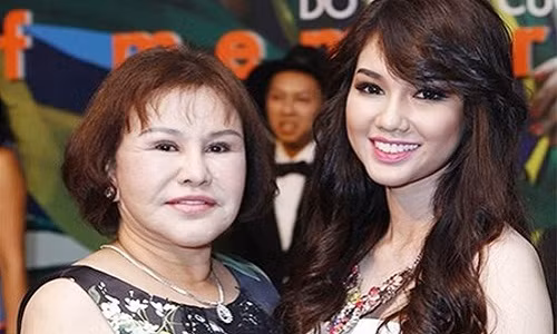 Gần đây, MC Quỳnh Chi chia sẻ khá nhiều vấn đề riêng tư về đổ vỡ hôn nhân và mối quan hệ của cô với mẹ chồng - nữ đại gia thủy sản Diệu Hiền. Nhiều người biết đến bà là người phụ nữ quyền lực trong gia đình và thành công trong kinh doanh, không ít dấu ấn đánh dấu cái tên đại gia Diệu Hiền trở nên "nổi như cồn".