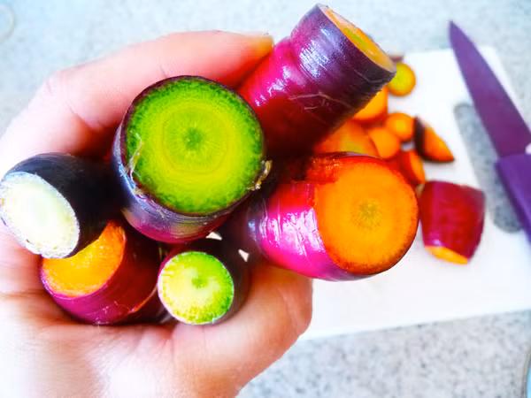 Qua tìm hiểu, cà rốt tím nhiều dinh dưỡng tốt, hạn chế các bệnh liên quan đến hệ tim mạch, ung thư. Chị Thái (nhân viên kế toán) cho biết: "Tôi thấy chị em cơ quan mua nhiều hạt giống và cũng quảng cáo cà rốt tím còn giúp chống lão hóa, chưa biết tác dụng đến đâu nhưng loại củ này vốn không quá lạ nên mua về trồng".